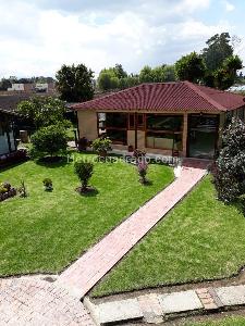 Casa de 5 alcobas en venta en Los Robles, Bogotá, 300 m² · foto 2 de 20