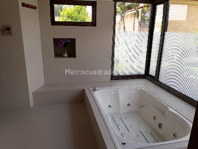 Casa de 5 alcobas en venta en Los Robles, Bogotá, 300 m² · foto 15 de 20
