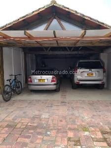 Casa de 5 alcobas en venta en Los Robles, Bogotá, 300 m² · foto 9 de 20