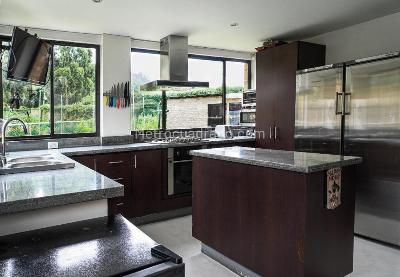 Casa de 3 alcobas en venta en San Sebastian, Bogotá, 300 m² · foto 2 de 10