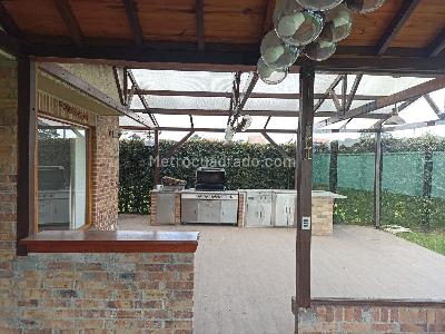 Casa de 4 alcobas en venta en San Jose De Bavaria, Bogotá, 400 m² · foto 2 de 20