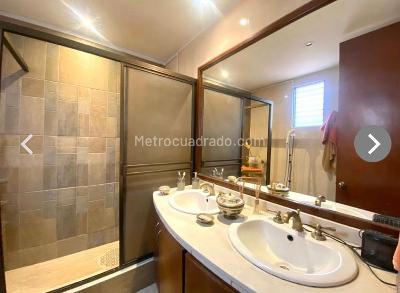 Apartamento de 2 alcobas en venta en Chico San Patricio, Bogotá, 179 m² · foto 12 de 17