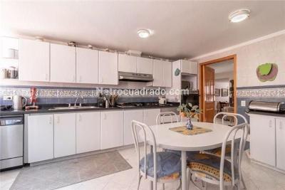 Apartamento de 3 alcobas en venta en Santa Barbara Occidental, Bogotá, 195 m² · foto 9 de 16