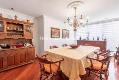 Apartamento de 3 alcobas en venta en Santa Barbara Occidental, Bogotá, 195 m² · foto 6 de 16