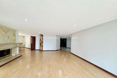 Apartamento de 4 alcobas en venta en La Carolina, Bogotá, 270 m² · foto 2 de 10
