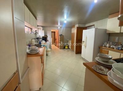 Apartamento de 4 alcobas en venta en Los Rosales Chico, Bogotá, 198 m² · foto 12 de 18