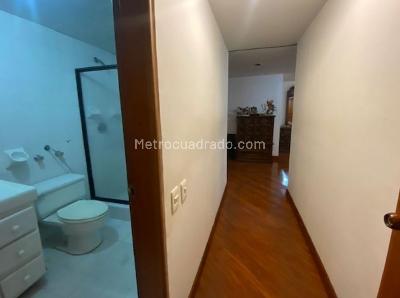 Apartamento de 4 alcobas en venta en Los Rosales Chico, Bogotá, 198 m² · foto 14 de 18