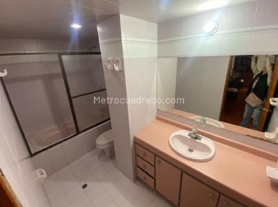 Apartamento de 4 alcobas en venta en Los Rosales Chico, Bogotá, 198 m² · foto 16 de 18