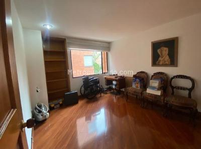 Apartamento de 4 alcobas en venta en Los Rosales Chico, Bogotá, 198 m² · foto 17 de 18