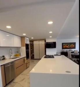 Apartamento de 3 alcobas en venta en Los Rosales, Bogotá, 206 m² · foto 4 de 16