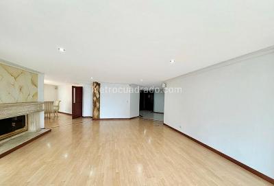 Apartamento de 3 alcobas en venta en La Carolina, Bogotá, 269 m² · foto 2 de 16