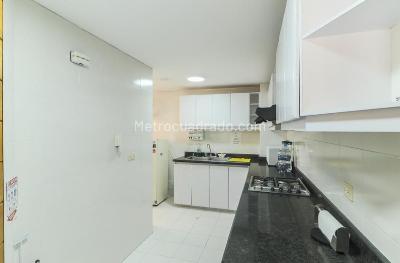 Apartamento de 3 alcobas en venta en Chico Navarra, Bogotá, 117 m² · foto 9 de 13