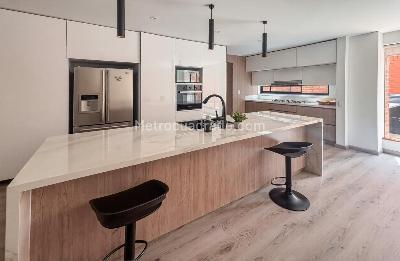 Apartamento de 3 alcobas en venta en Chico, Bogotá, 199 m² · foto 2 de 11