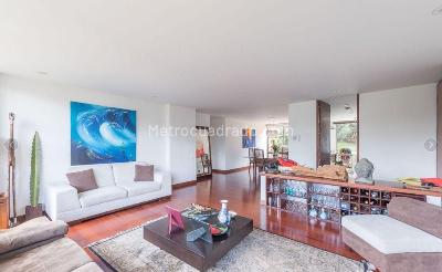 Apartamento de 3 alcobas en venta en Lindaraja, Bogotá, 185 m² · foto 2 de 16
