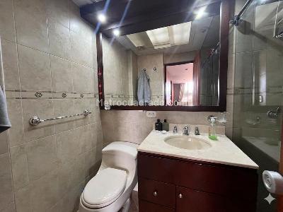 Apartamento de 3 alcobas en venta en Alhambra, Bogotá, 137 m² · foto 2 de 18