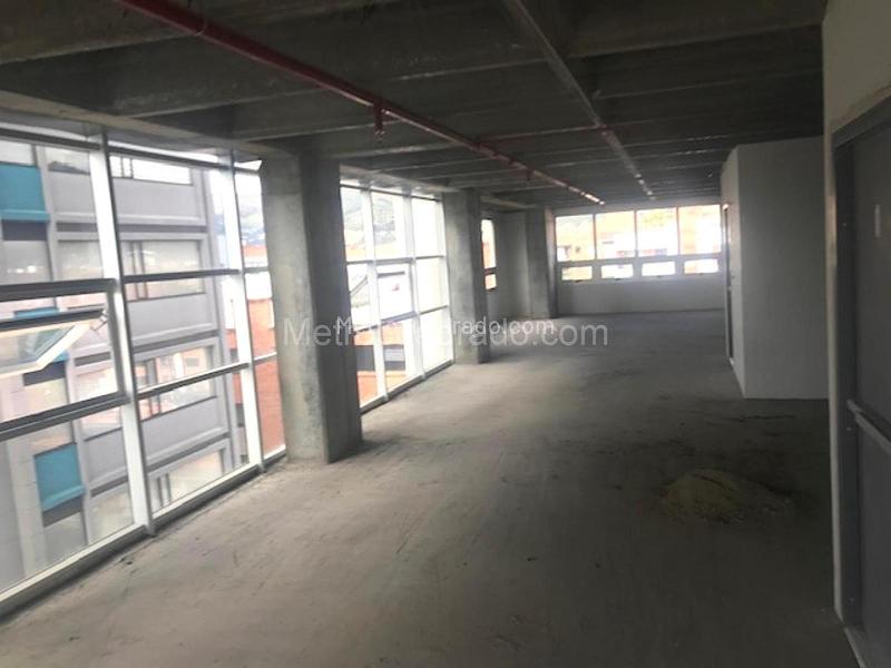 Edificio de Oficinas en Arriendo, SANTA BARBARA OCCIDENTAL, Bogotá D.C. - Więcej