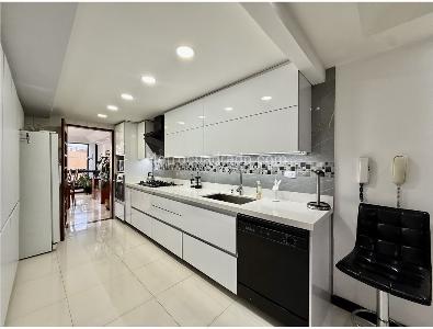 Apartamento de 3 alcobas en venta en Santa Barbara, Bogotá, 208 m² · foto 10 de 16