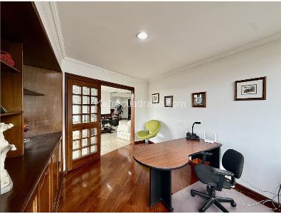 Apartamento de 3 alcobas en venta en Santa Barbara, Bogotá, 208 m² · foto 2 de 16