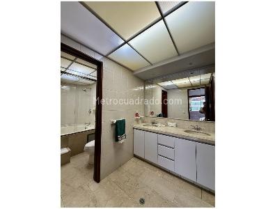 Apartamento de 3 alcobas en venta en Santa Barbara, Bogotá, 208 m² · foto 8 de 16