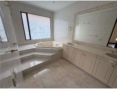 Apartamento de 3 alcobas en venta en Santa Barbara Alta, Bogotá, 250 m² · foto 10 de 15