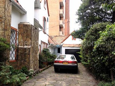 Casa de 5 alcobas en venta en Chico Los Rosales, Bogotá, 547 m² · foto 2 de 20