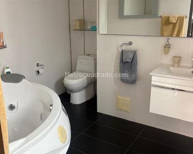 Apartamento de 2 alcobas en venta en Santa Barbara Occidental, Bogotá, 136 m² · foto 14 de 17