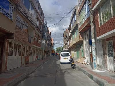 Casa de 5 alcobas en venta en Villa Nelly, Bogotá, 210 m² · foto 2 de 10
