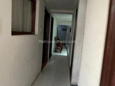 Casa de 5 alcobas en venta en San Miguel, Bogotá, 300 m² · foto 14 de 16