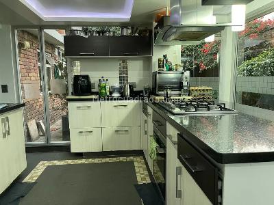 Casa de 5 alcobas en venta en Salitre Greco, Bogotá, 370 m² · foto 2 de 18