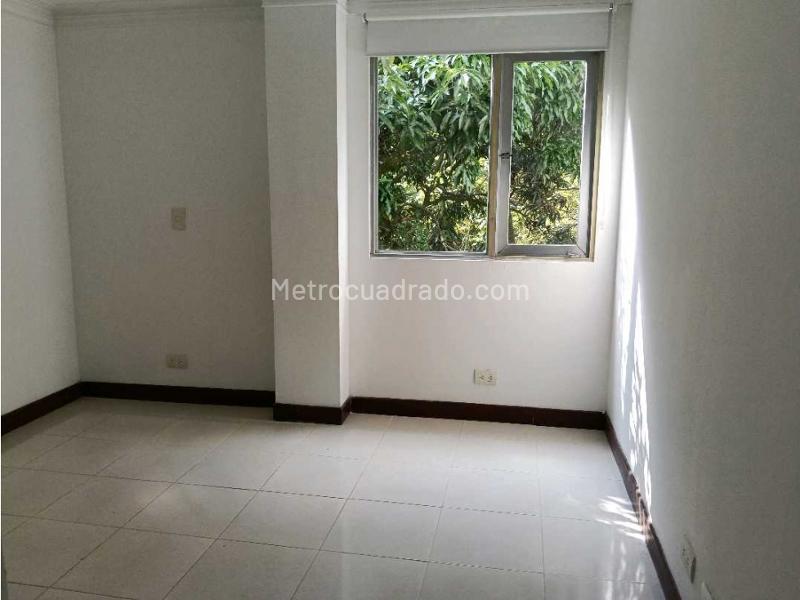 Apartamento de 2 Alcobas en Castropol cerca del Centro Comercial San Diego - 4