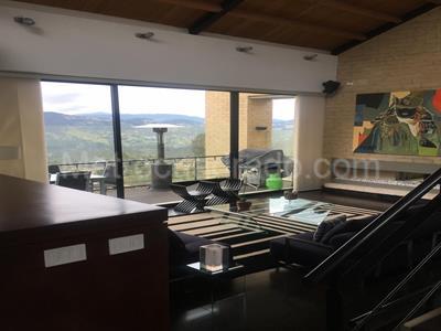 Casa de 3 alcobas en arriendo en Bogotá, 388 m² · foto 2 de 10