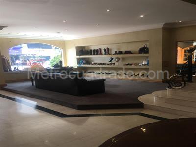 Casa de 5 alcobas en venta en Chico Navarra, Bogotá, 677 m² · foto 2 de 5