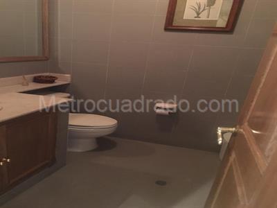 Casa de 5 alcobas en venta en Chico Navarra, Bogotá, 677 m² · foto 3 de 5