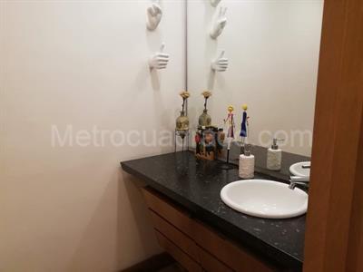Apartamento de 3 alcobas en venta en El Refugio, Bogotá, 205 m² · foto 3 de 5