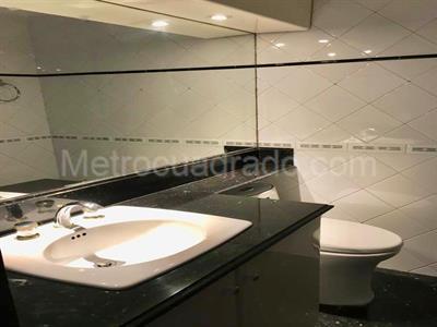 Apartamento de 3 alcobas en venta en Los Rosales, Bogotá, 200 m² · foto 2 de 7