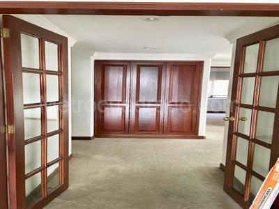 Apartamento de 3 alcobas en venta en Los Rosales, Bogotá, 200 m² · foto 3 de 7