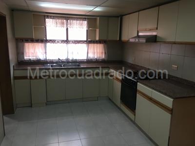 Apartamento de 3 alcobas en venta en La Carolina, Bogotá, 180 m² · foto 9 de 18