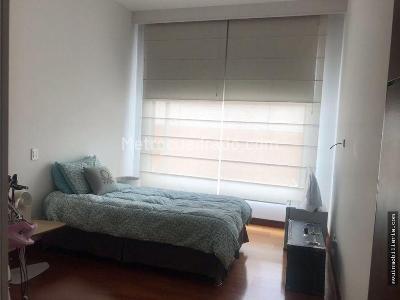 Apartamento de 3 alcobas en venta en Chico, Bogotá, 179 m² · foto 5 de 9