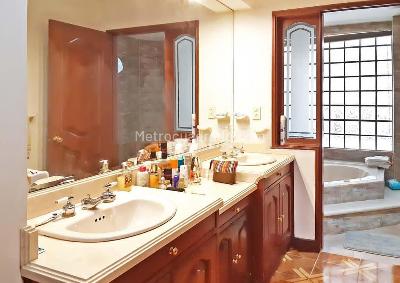 Apartamento de 3 alcobas en venta en Santa Barbara Occidental, Bogotá, 275 m² · foto 8 de 9