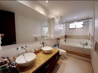 Apartamento de 4 alcobas en venta en Chico Navarra, Bogotá, 245 m² · foto 12 de 17