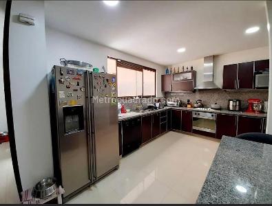 Apartamento de 4 alcobas en venta en Chico Navarra, Bogotá, 245 m² · foto 7 de 17
