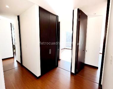 Apartamento de 3 alcobas en venta en Chico Navarra, Bogotá, 184 m² · foto 7 de 13