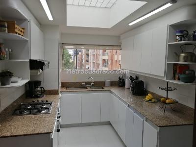 Apartamento de 3 alcobas en venta en Chico Reservado, Bogotá, 242 m² · foto 2 de 20