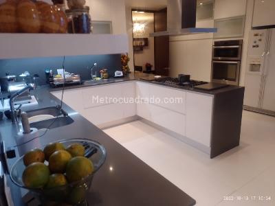 Apartamento de 3 alcobas en venta en Chico Navarra, Bogotá, 270 m² · foto 18 de 19