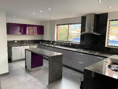 Apartamento de 3 alcobas en venta en Chico Reservado, Bogotá, 222 m² · foto 3 de 17