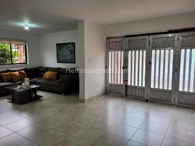 Casa de 5 alcobas en venta en La Castellana, Medellín, 362 m² · foto 2 de 20