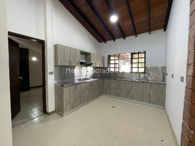 Casa de 5 alcobas en arriendo en Robledo, Medellín · foto 12 de 20