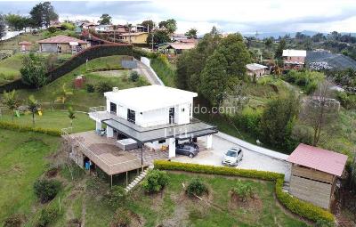 Casa de 4 alcobas en venta en Vereda Saludos, Rionegro, 370 m² · foto 1 de 13