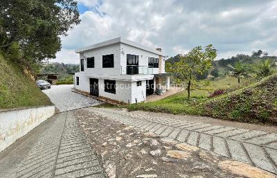Casa de 4 alcobas en venta en Vereda Saludos, Rionegro, 370 m² · foto 2 de 13