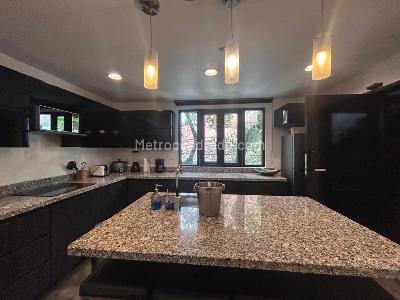 Casa de 5 alcobas en venta en El Poblado, Medellín, 450 m² · foto 3 de 17